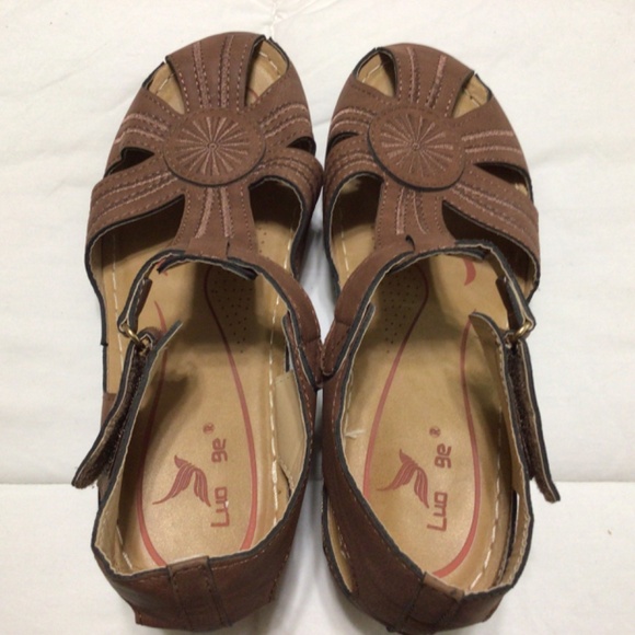 Luo ge sandals. Size 8.5. So lightweight and great cushion - Picture 7 of 8